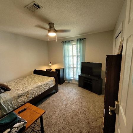 Bedroom Four Minutes From Beach 彭萨科拉 外观 照片