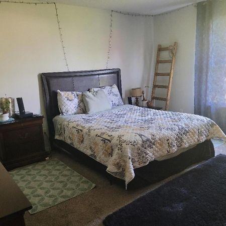 Bedroom Four Minutes From Beach 彭萨科拉 外观 照片