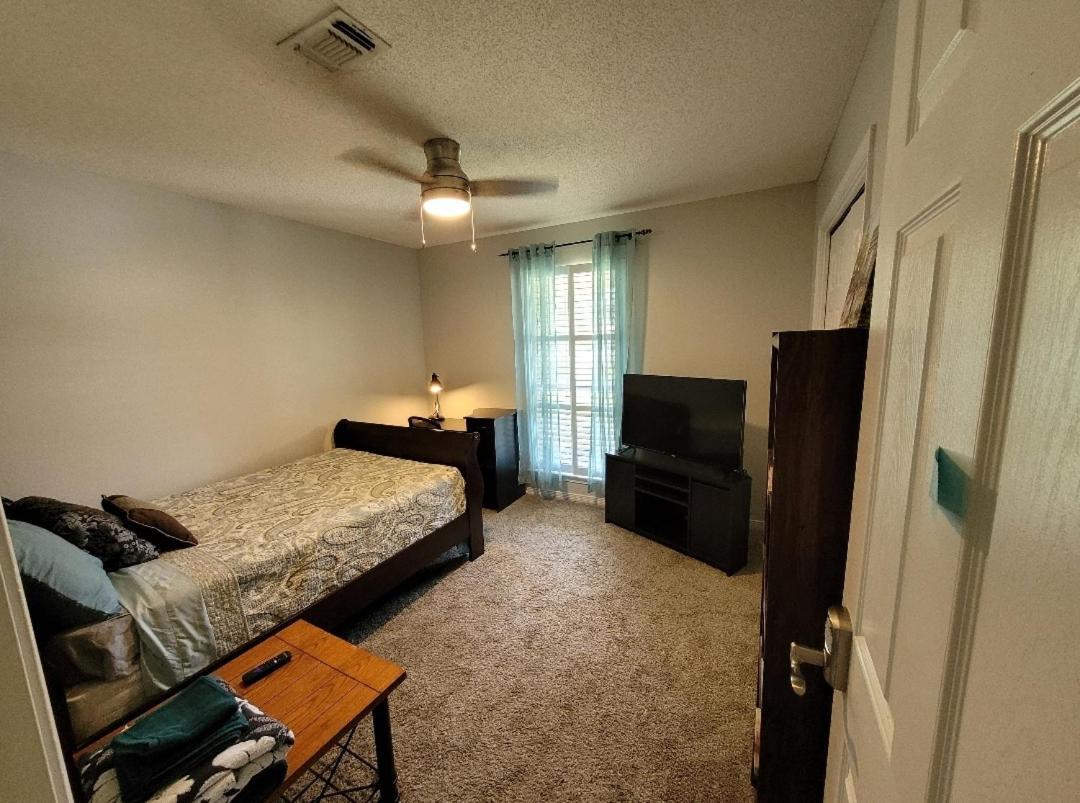 Bedroom Four Minutes From Beach 彭萨科拉 外观 照片
